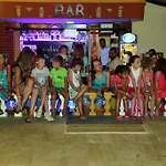 Hotel Gold Twins Family