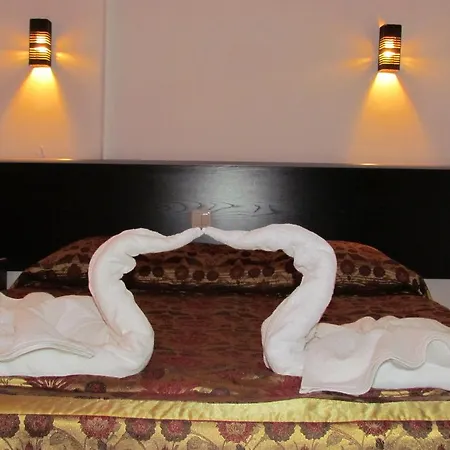 Gold Twins Family 3*